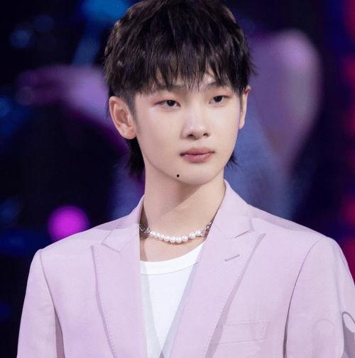 娱乐吃瓜姐黄明昊,娱乐吃瓜界的“瓜王”传奇  第3张